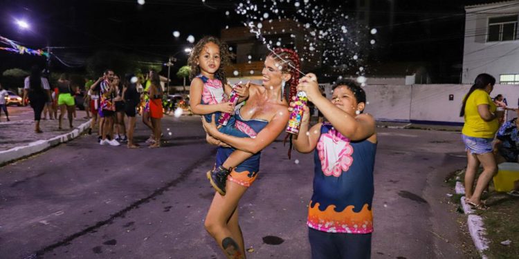 Blocos e shows de Bereguedê e James Sousa agitaram o domingo de Carnaval em Cabedelo
