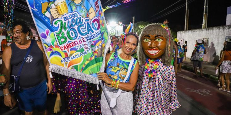 Blocos e shows de Bereguedê e James Sousa agitaram o domingo de Carnaval em Cabedelo
