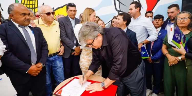 João assina convênios para apoio a eventos religiosos em Campina Grande