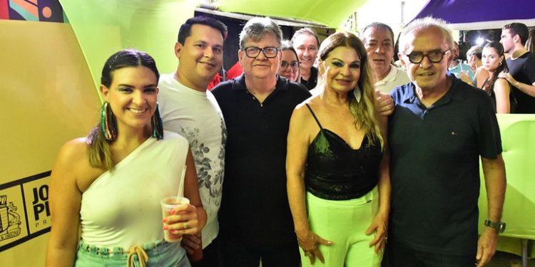 No desfile das “Muriçocas”, João destaca importância de parcerias do Governo com municípios nas festividades carnavalescas