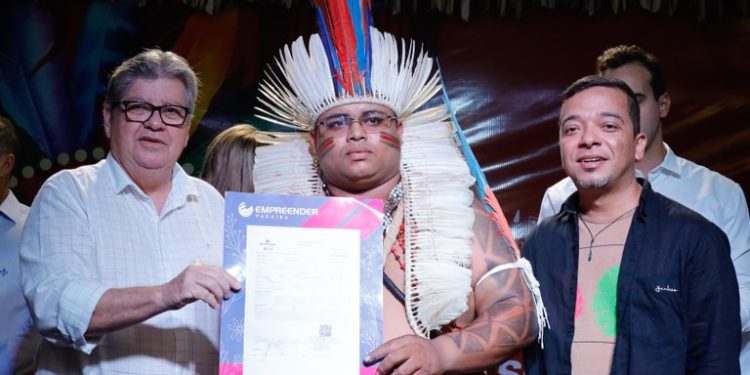 João Azevêdo participa de lançamento de livro de reeducanda e de assinatura de contratos do Empreender