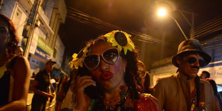 Irreverência do Bloco Cafuçu desfila no Centro Histórico nesta sexta