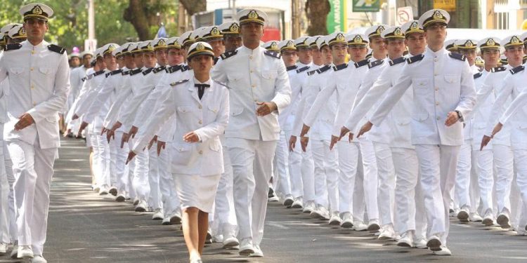 Mulheres poderão concorrer a vagas para formação de fuzileiro naval pela primeira vez