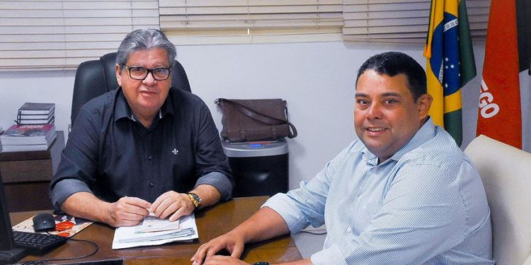 João Azevêdo nomeia Delano Tavares como novo Secretário de Turismo