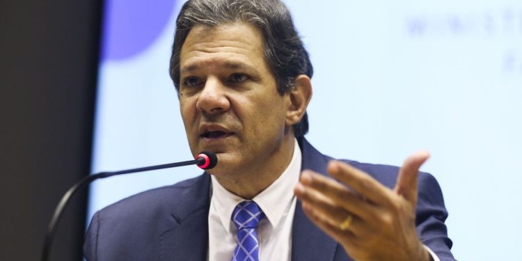 Haddad pede que Receita Federal doe itens apreendidos para o litoral paulista