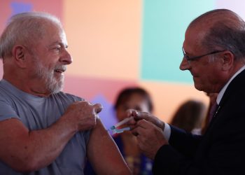 Alckmin vacina Lula com dose bivalente contra a Covid-19