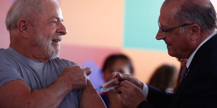Alckmin vacina Lula com dose bivalente contra a Covid-19