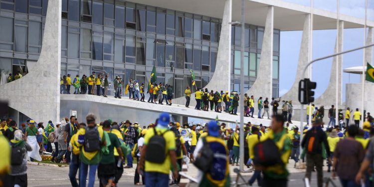 AGU quer que financiadores dos atos golpistas devolvam R$ 20,7 milhões