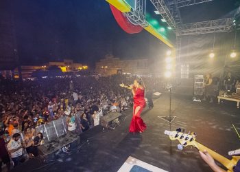 FOLIA DE RUA: Foliões lotam Ponto de Cem Réis para show de Margareth Menezes
