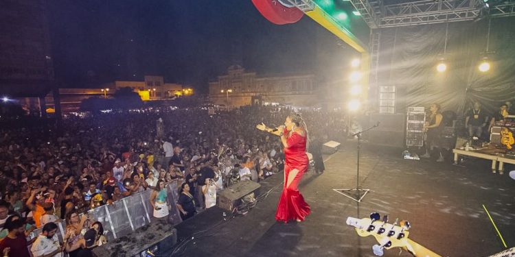 FOLIA DE RUA: Foliões lotam Ponto de Cem Réis para show de Margareth Menezes