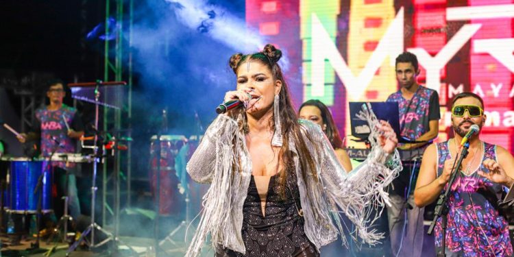 Segunda-feira de carnaval em Cabedelo teve shows de Capilé e Myra Maia