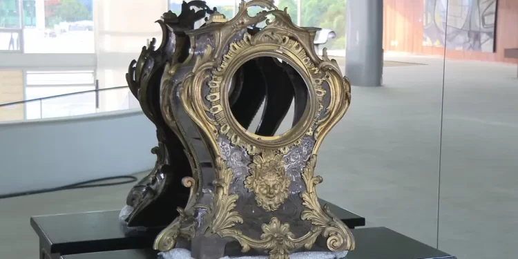 Suíços se oferecem para consertar relógio destruído no Planalto