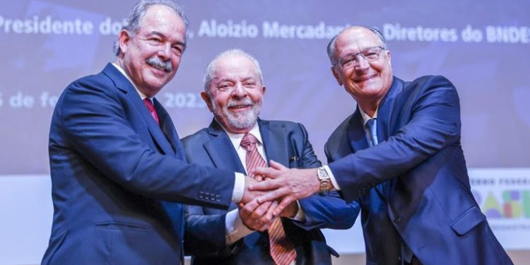 Mercadante toma posse no BNDES e promete banco verde, inclusivo e tecnológico