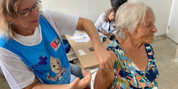 Paraíba aplica mais de 79 mil doses de vacina em dia D de vacinação