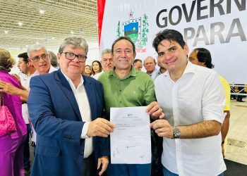 Murilo Galdino participa da entrega de ônibus escolares do Governo do Estado