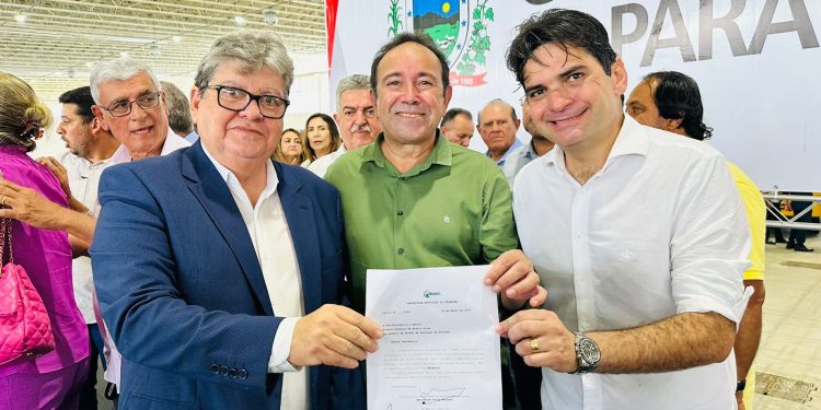 Murilo Galdino participa da entrega de ônibus escolares do Governo do Estado