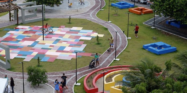 João inaugura Praça em Intermares e cria novo espaço para práticas esportivas e lazer