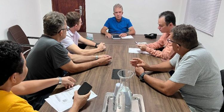 Nabor atende comerciantes do Darcílio Wanderley e concede desconto de 40% no valor do preço público