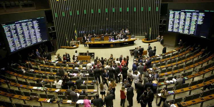 Estudo mostra que 9% das parlamentares são alvos de mensagens violentas nas redes sociais