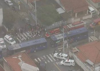 Professora morre e 5 pessoas são feridas em ataque contra escola em SP