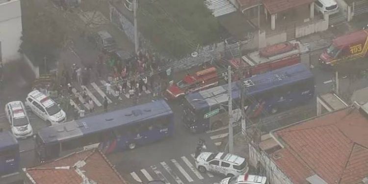 Professora morre e 5 pessoas são feridas em ataque contra escola em SP