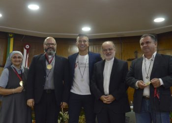 Padres e entidade católica recebem honrarias na CMJP