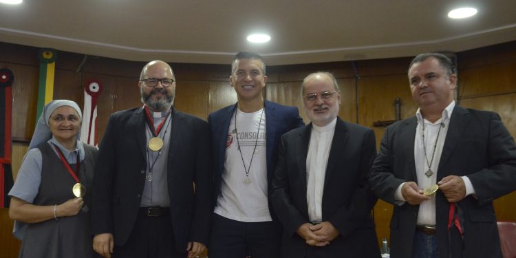 Padres e entidade católica recebem honrarias na CMJP