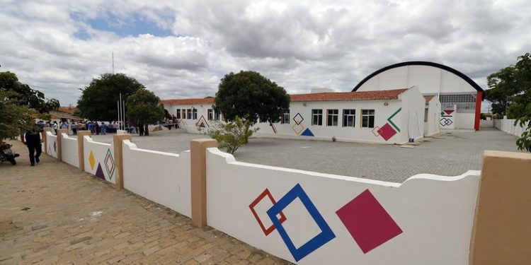 Governador entrega travessias urbanas, reforma de escola e inspeciona construção de creche no Curimataú paraibano
