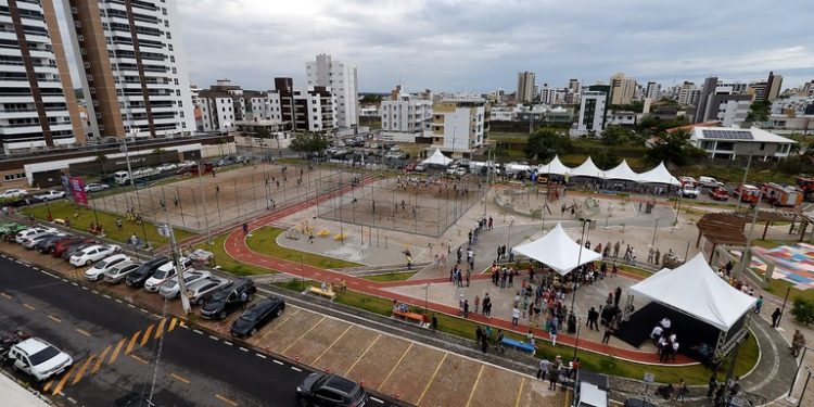João inaugura Praça em Intermares e cria novo espaço para práticas esportivas e lazer