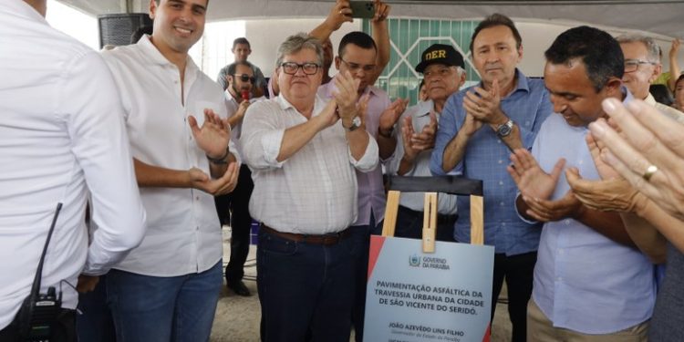 Governador entrega travessias urbanas, reforma de escola e inspeciona construção de creche no Curimataú paraibano