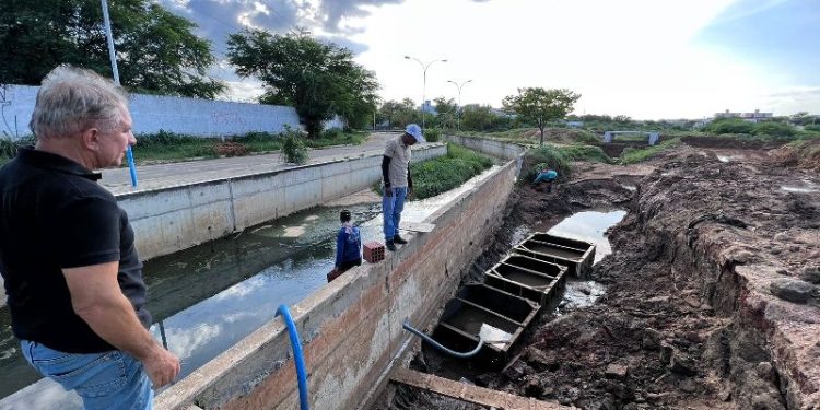 Nabor Wanderley acompanha obras do Canal do Frango e de pavimentação no bairro dos Estados