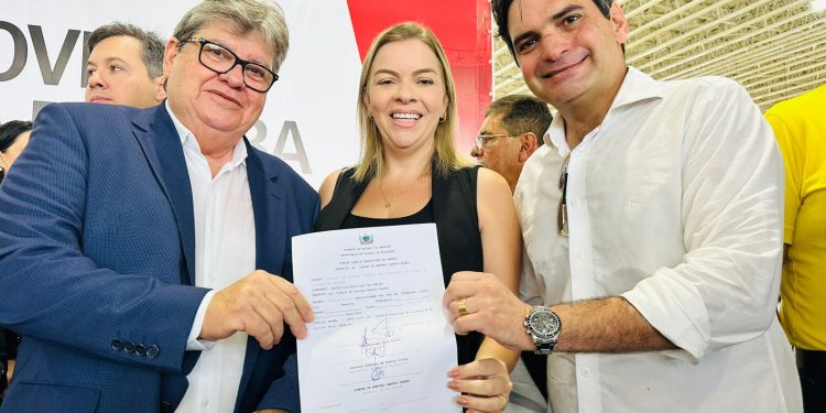 Murilo Galdino participa da entrega de ônibus escolares do Governo do Estado