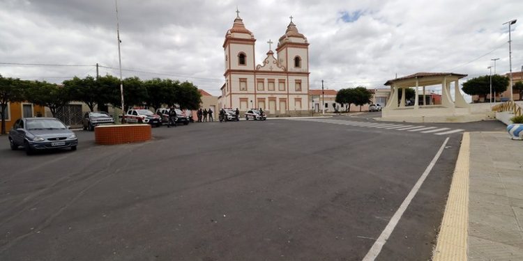 Governador entrega travessias urbanas, reforma de escola e inspeciona construção de creche no Curimataú paraibano