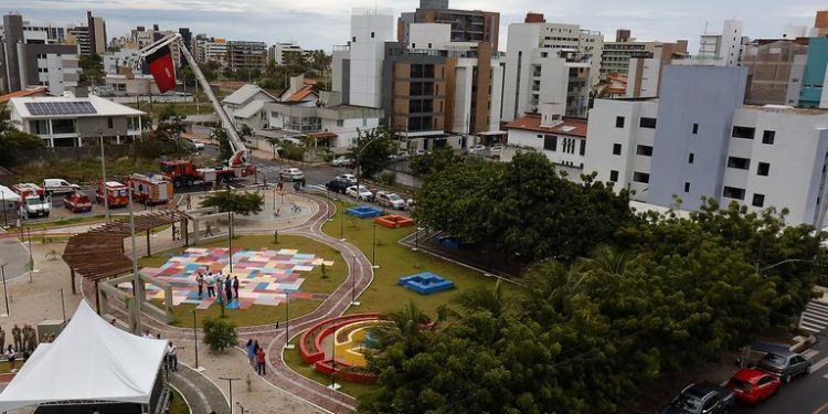 João inaugura Praça em Intermares e cria novo espaço para práticas esportivas e lazer