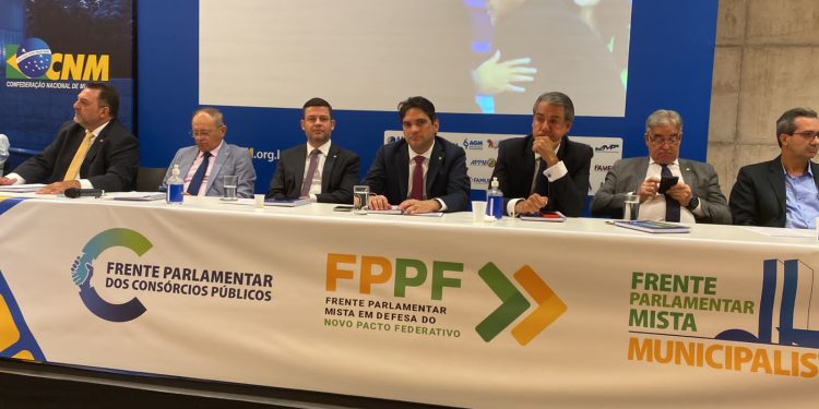 Murilo Galdino participa de reunião de lançamento das Frentes Parlamentares e  Conselho Político da CNM