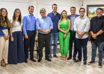 João recebe diretor da Azul e trata sobre ampliação de voos em aeroportos da Paraíba