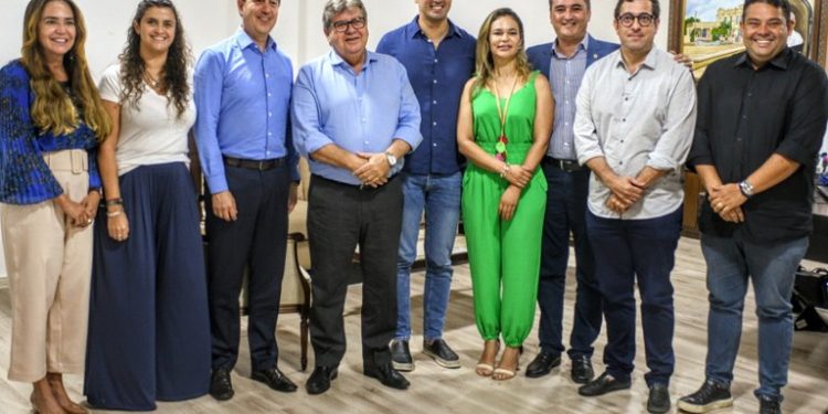 João recebe diretor da Azul e trata sobre ampliação de voos em aeroportos da Paraíba