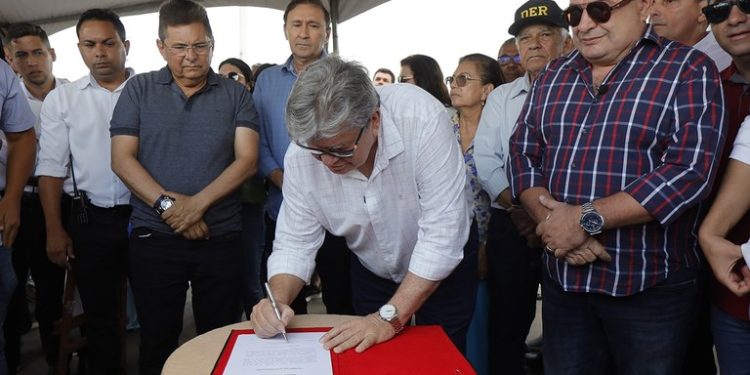 João inaugura travessia urbana e autoriza obras de implantação e pavimentação da PB-176 em Soledade