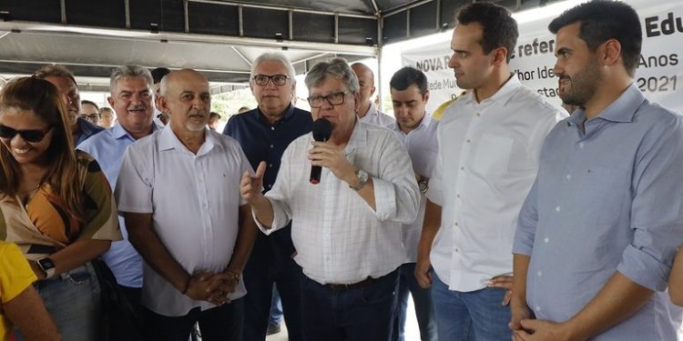 Governador entrega travessias urbanas, reforma de escola e inspeciona construção de creche no Curimataú paraibano