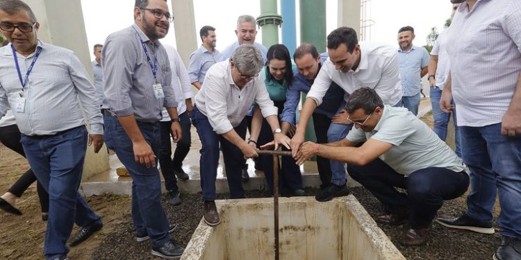 João entrega travessias urbanas, sistema de abastecimento de água e reformas de escolas em Cuité, Sossego e Cubati