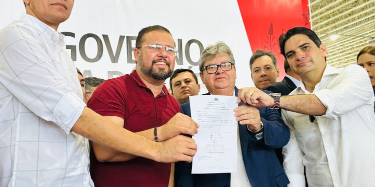 Murilo Galdino participa da entrega de ônibus escolares do Governo do Estado
