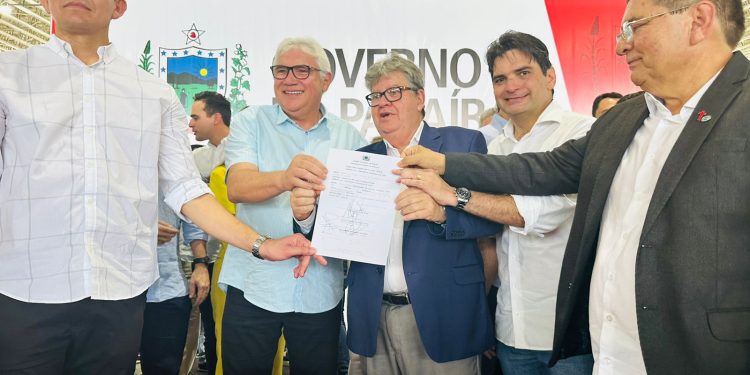 Murilo Galdino participa da entrega de ônibus escolares do Governo do Estado