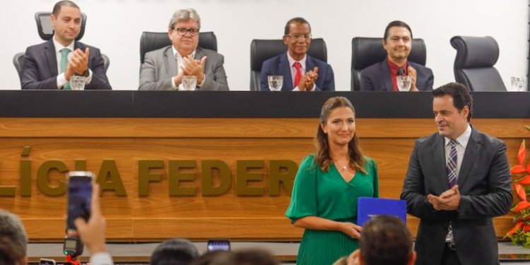João prestigia posse da nova superintendente regional da Polícia Federal
