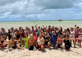 Secretaria da saúde de Bayeux promove atividade externa na praia para usuários do Caps