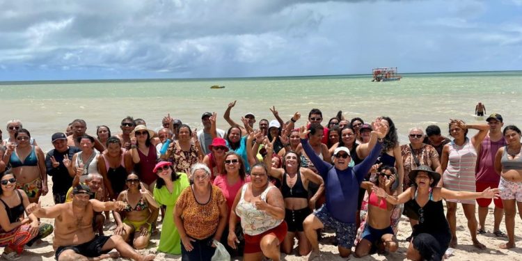 Secretaria da saúde de Bayeux promove atividade externa na praia para usuários do Caps
