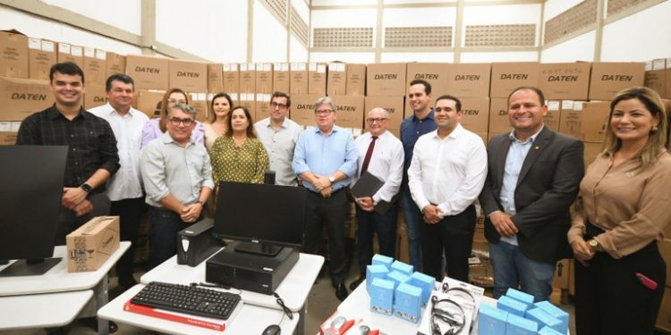 João entrega mais de R$ 14 milhões em equipamentos para modernizar a rede de saúde do Estado