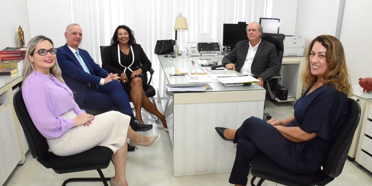 Coordenador do Nupemec, Ricardo Porto, recebe Defensora Pública Geral, Madalena Abrantes