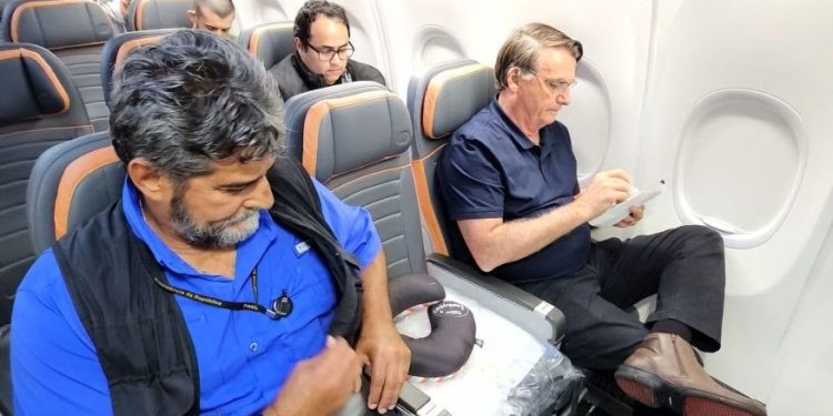 Bolsonaro chega ao Brasil após três meses nos Estados Unidos