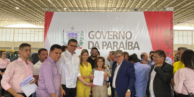 Mamanguape é contemplada com mais um ônibus para o transporte escolar