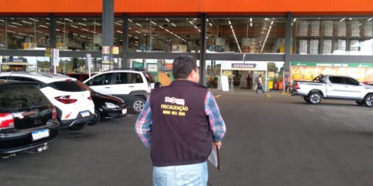 CONTRA A LEI: Procon autua supermercados de JP por cobrança de sacolas